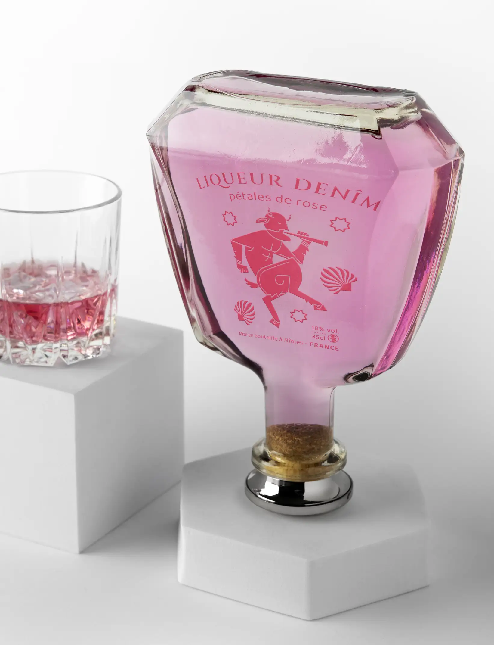 Étiquette pour une bouteille de Liqueur à la Rose, design de Cocktail