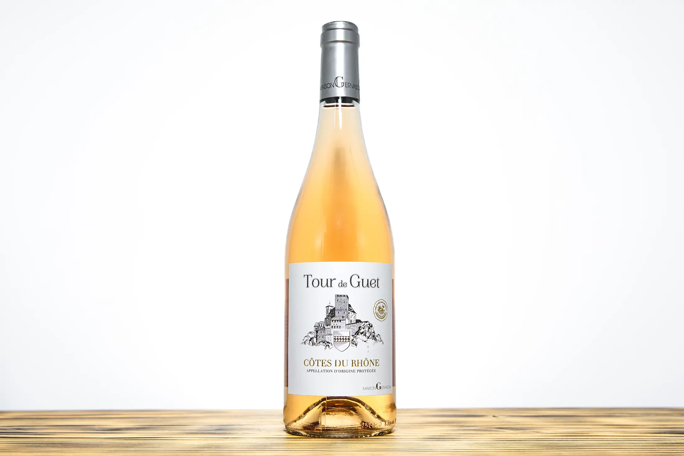 Belle photo d'une bouteille de vins rosé, avec une mise en valeur de l'étiquette